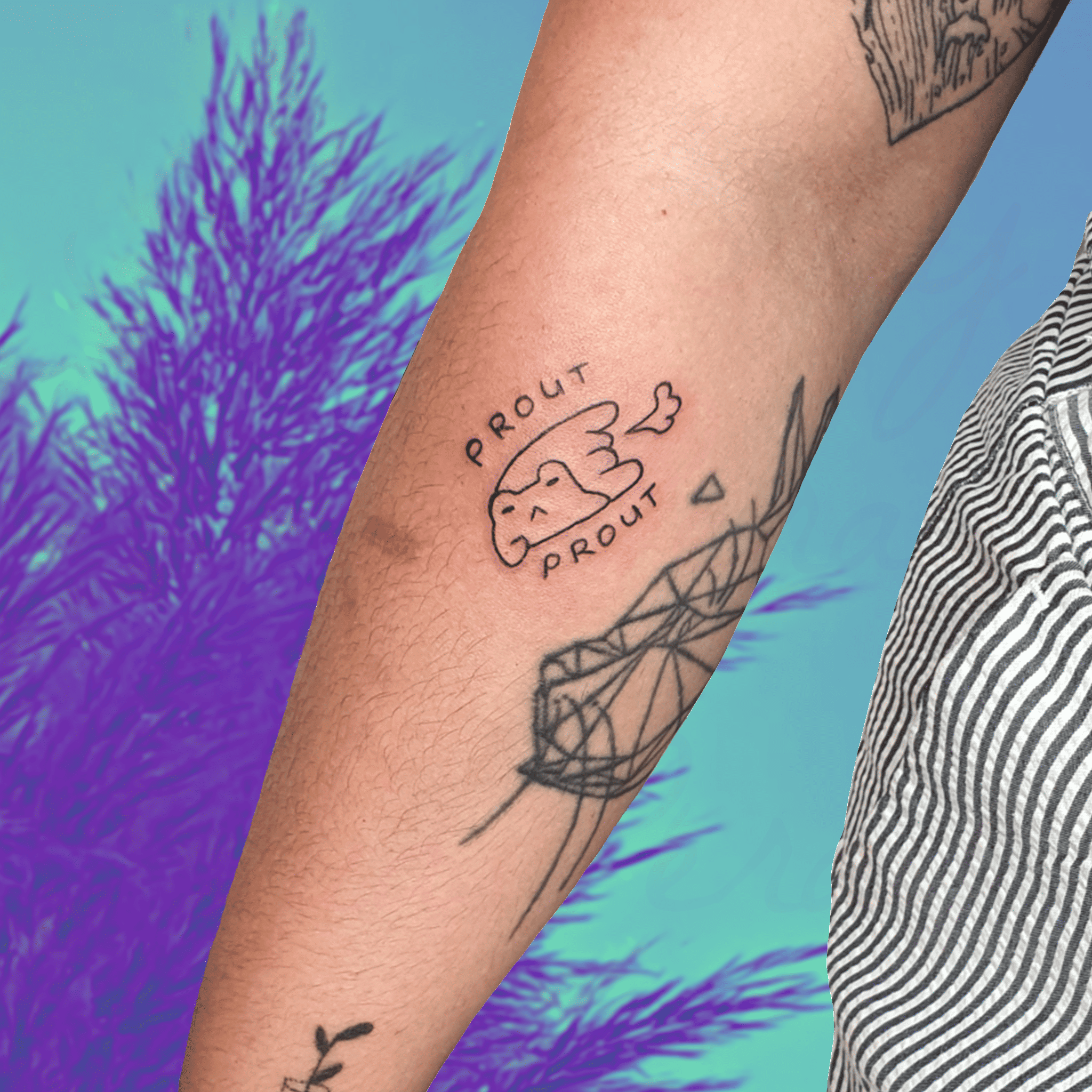 Tatouage d'une grenouille en train de péter avec les mots prout prout autour